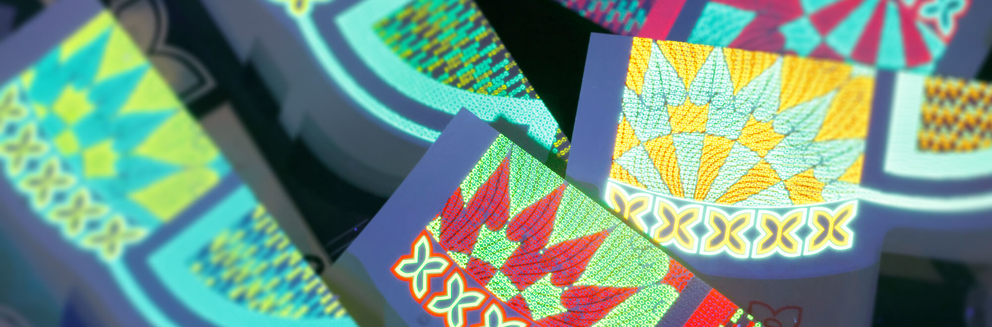 multiple highly detailed fluorescent security features on multiple bank notes