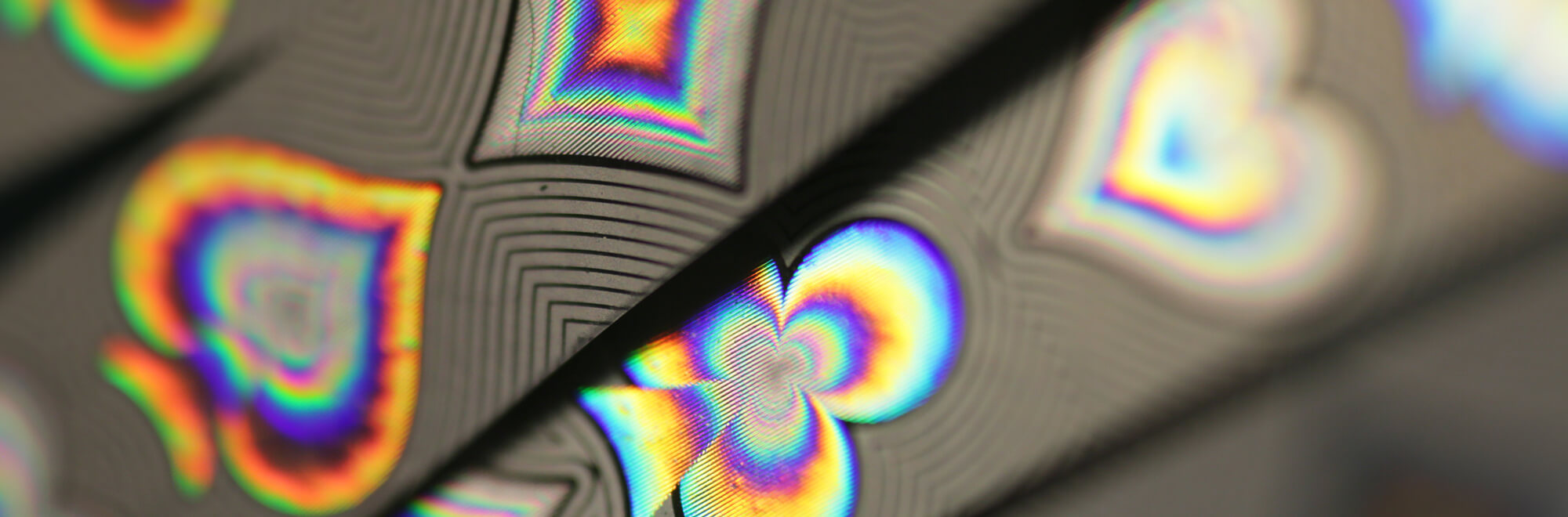 a highly ornate multi-coloured fluorescent bank note security thread featuring spades, hearts, clubs and diamonds